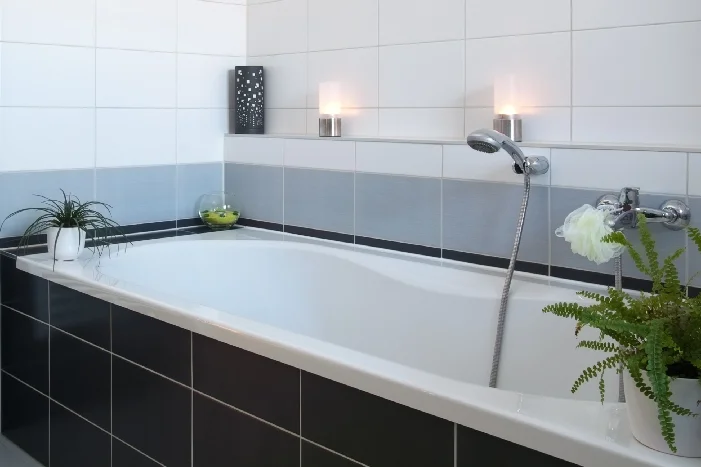 Badewanne mit grauen Fliesen